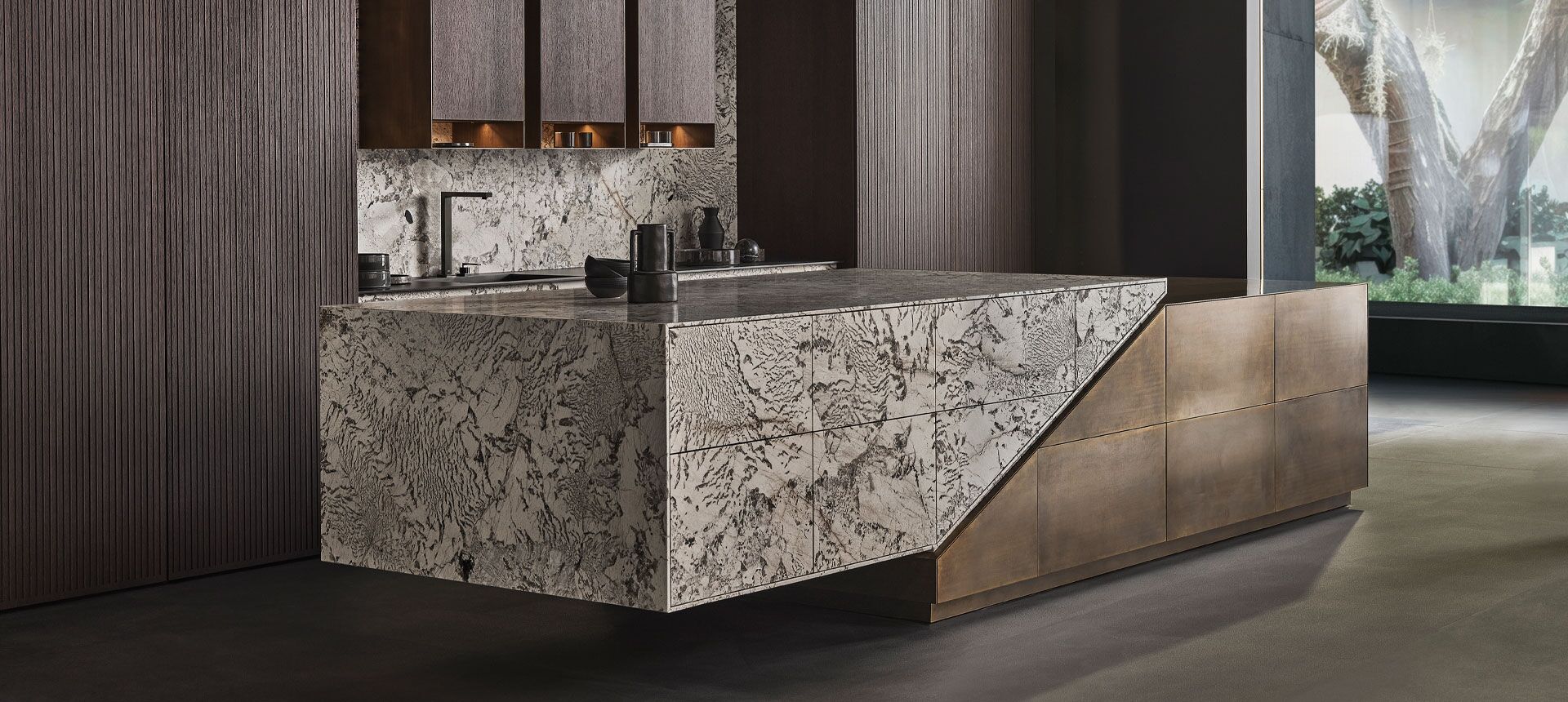 Cuisine Eggersmann Skywalk — îlot en quartzite et laiton bronzé, cuisine allemande sur mesure en Nouvelle-Aquitaine