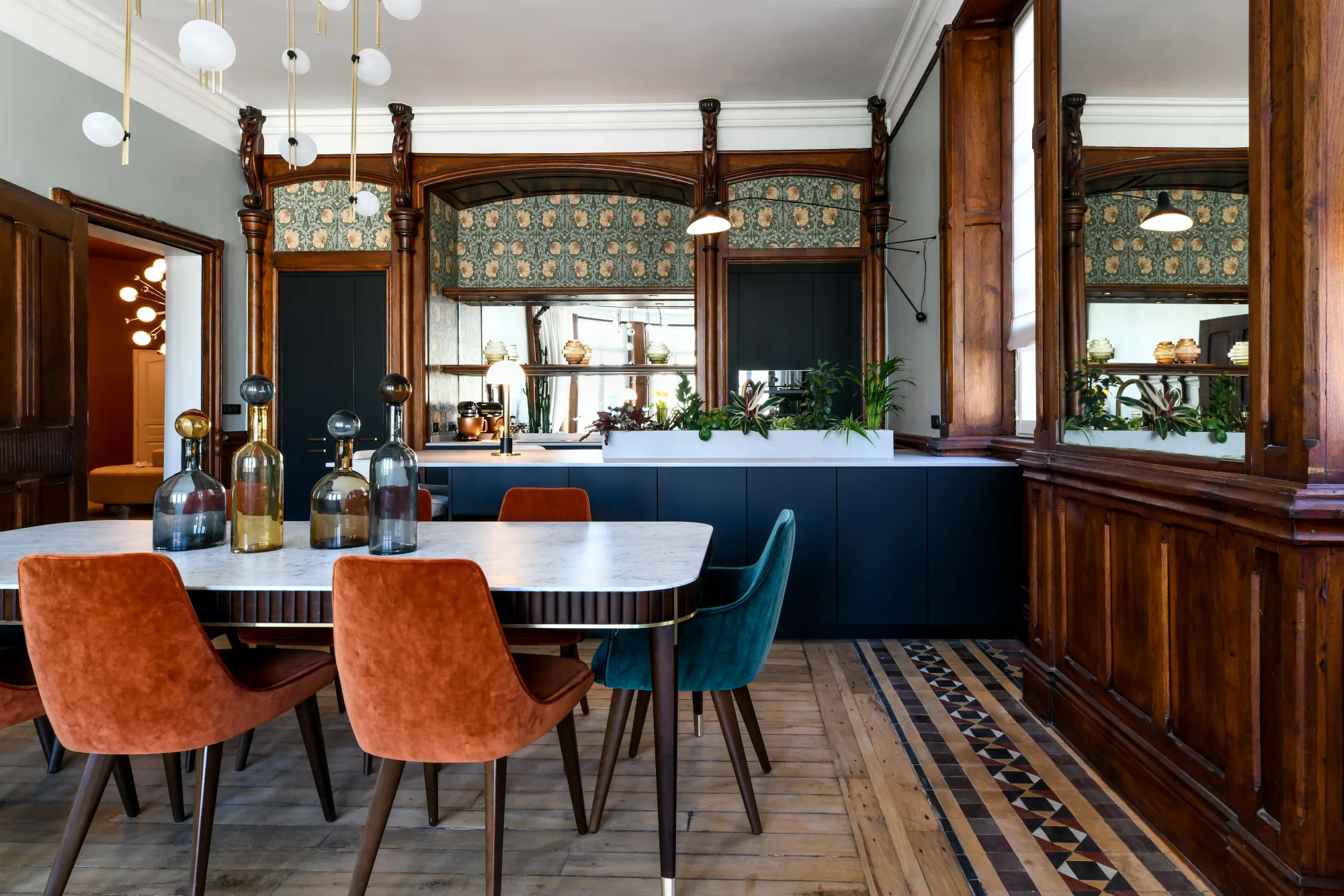 Réalisation cuisine bleu nuit, bois et laiton à Biarritz